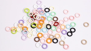 Vista macro di anelli metallici colorati assortiti per gioielli fai-da-te e portachiavi