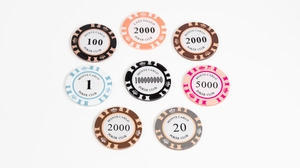 Vista dettagliata dei chip Monte Carlo Poker Club in vari colori e tagli elevati
