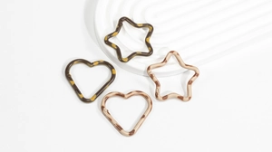 Moschettoni a forma di stella e cuore con eleganti motivi leopardati e tartarugati