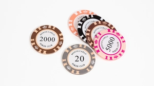 Dettaglio dei chip da poker Monte Carlo in vari colori con bordi strutturati e valori