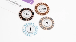 Vista macro dettagliata di chip da poker Monte Carlo colorate con valori 1, 20, 100 e 2000