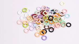 Assortimento di anelli colorati in lega per la creazione di gioielli fai da te e accessori