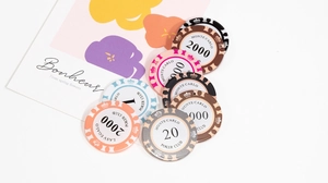 Vista macro di fiches da poker Monte Carlo con valori numerici e dettagli della corona