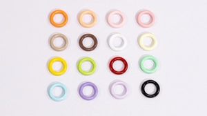 Set di 16 anelli colorati in resina per decorazioni fai-da-te e accessori portachiavi