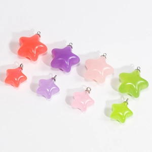 Pendentifs étoiles en acrylique colorés avec anneaux métalliques en diverses tailles
