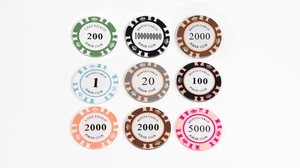 Dettaglio di ciondoli a forma di fiche da poker in acrilico con vari valori numerici