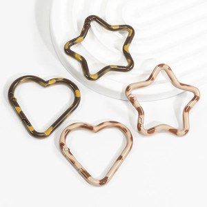 Moschettoni a forma di stella e cuore con motivo leopardato e tartarugato