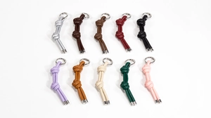 Portachiavi in pelle intrecciata in dieci colori pastello con anelli in metallo