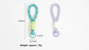 Detaillierte Größenangaben für gestrickte Plüsch-Handschlaufen in Blau und Lila