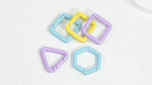 Set de mosquetones geométricos de colores con formas de hexágono, triángulo y cuadrado