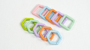 Primer plano de hebillas de resorte geométricas coloridas en formas hexagonales y cuadradas