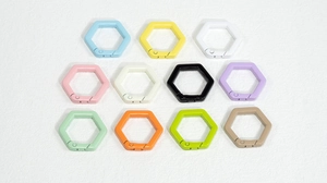 Matriz de anillos de resorte hexagonales de colores en varios acabados de metal pintado