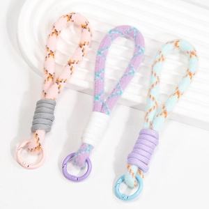 Drei bunte, karierte Handy-Lanyards aus Baumwollgewebe mit runden Metallkarabinern
