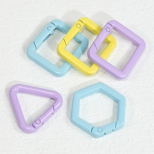 Mosquetones geométricos coloridos en metal con formas hexagonal, cuadrada y triangular