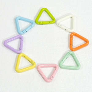 Set de 8 mosquetones triangulares en colores macaron con acabado mate