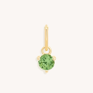 Detail van ronde groene zirkoon ingelegd in een vergulde roestvrijstalen hanger