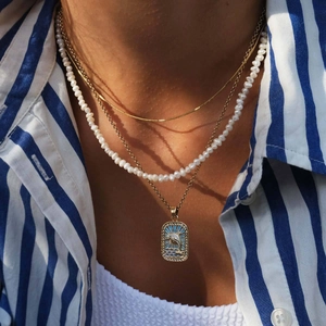 Dreilagiges goldenes Halsketten-Set mit Perlen und blauem Delphin-Tarot-Anhänger