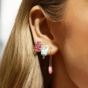 Detailweergave van zomerse fruit oorbellen met kristallen op model met ijslolly ontwerp
