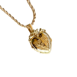 Collana con medaglione a cuore vintage in oro con rilievo floreale e catena a corda