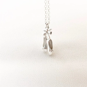 Collier avec pendentif chaussons de danse en argent et détails de nœuds élégants