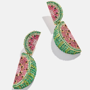 Macro-detail van kristallen watermeloen oorbellen met levendige roze en groene strass