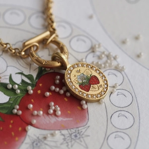 Vintage aardbeien hanger ketting met witte parels en 18k goud vacuüm plating detail