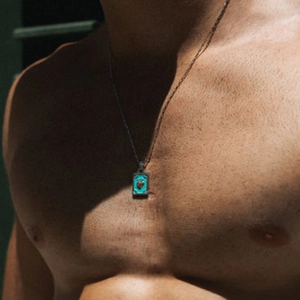 Collier pendentif cœur tarot plaqué or vintage avec émail turquoise sur un mannequin homme