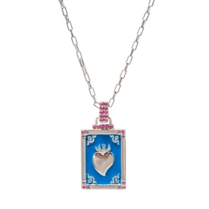 Détail macro du pendentif cœur tarot rétro avec émail bleu et pierres violettes