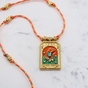 Detailansicht des Tarot-Kolibri-Emaille-Anhängers mit bunt geflochtener Kordelkette
