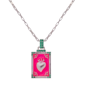 Détail d'un pendentif tarot cœur rectangulaire avec émail rose et cristaux verts