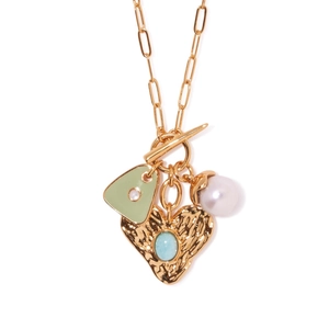 Dettaglio collana dorata con cuore martellato, gemma blu e ciondolo in smalto verde