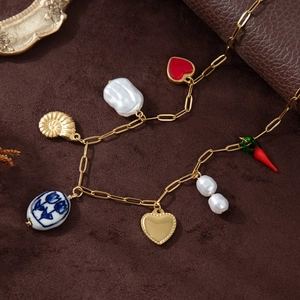Collier doré multi-breloques avec cœur, perle et coquillage pour vacances à la plage