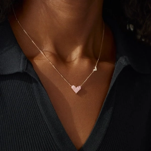 Collar de corazón de circón rosa con cadena dorada y tarjeta de mensaje elegante