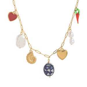 Collier en chaîne dorée avec perles baroques, pendentifs coquillages et breloques océan