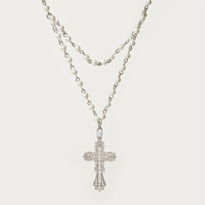 Detail van barokke parelketting met een grote zilveren kruishanger met kristallen