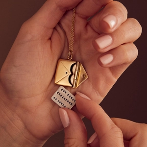 Gouden envelop hanger ketting met gegraveerde metalen kaart voor kerstcadeau