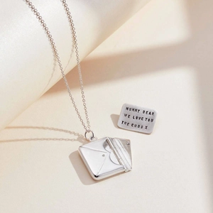 Zilveren enveloppe medaillon ketting met MUMMY BEAR gegraveerde bedel in boekontwerp