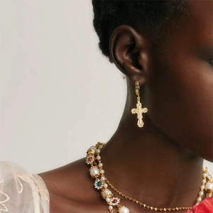 Gothic gouden kruis oorbellen en meerlaagse parelketting met vintage edelsteen hangers