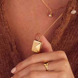 Gouden titanium hart envelop medaillon ketting en vintage zonnestraal zegelring