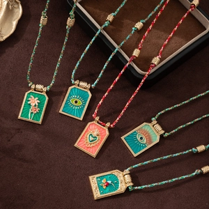 Böhmische Tarot Gold Herz Emaille Anhänger Halsketten auf braunem Samt Hintergrund