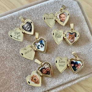 Gouden hart medaillon met gepersonaliseerde foto's en gedetailleerde gravering binnen