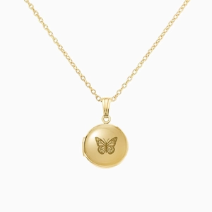 Detailopname van een vergulde ovale locket ketting met fijne vlindergravure erop