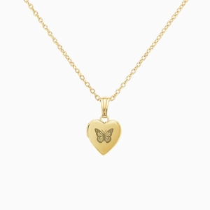 Gedetailleerde weergave van hartvormige medaillon met vlindergravure en gouden ketting