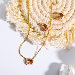 Schmuckset aus rosa Emaille mit Bernstein-Edelsteinen, Halskette und rechteckige Ohrringe