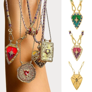 Ensemble de colliers tarot dorés avec pendentifs en émail coloré et chaînes superposées