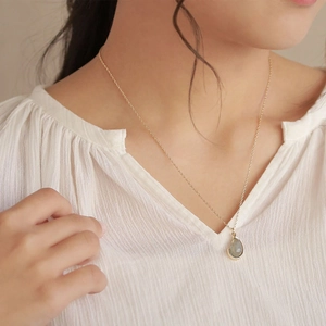 Onregelmatige groene hanger ketting van 18K verguld titanium staal op een vrouwelijk model
