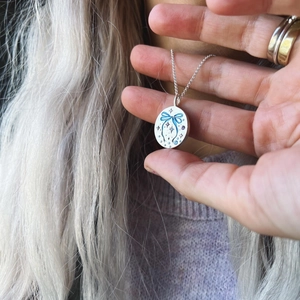 Titaanstaal tarotketting met blauwe emaille strikhanger en sterpatroon aan O-ketting