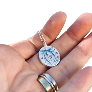 Zilveren tarotketting met konijn en blauwe strikhanger versierd met gekleurde stenen