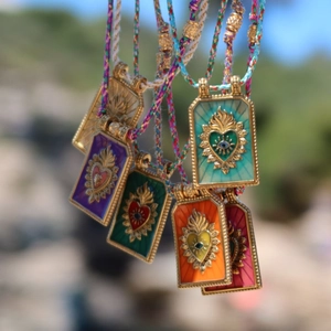 Πολύχρωμο κολιέ με μενταγιόν Tarot Sacred Heart με χρυσή άκρη και πλεκτό κορδόνι