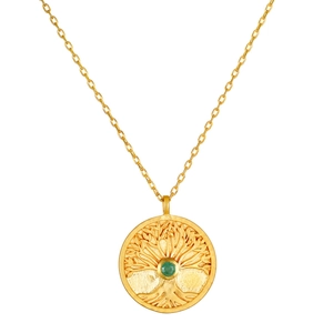 Detail van de gouden levensboom hanger met groene edelsteen op een kruisketting